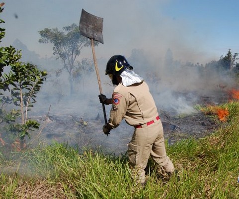 bombeiro com abafador de borracha