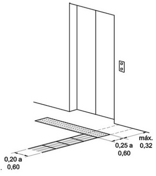 piso tatil em frente ao elevador